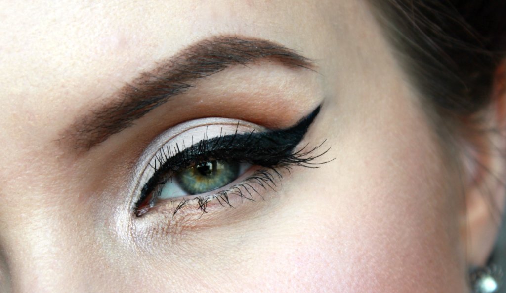 linka liner zelené oči green eyes pin-up make-up
