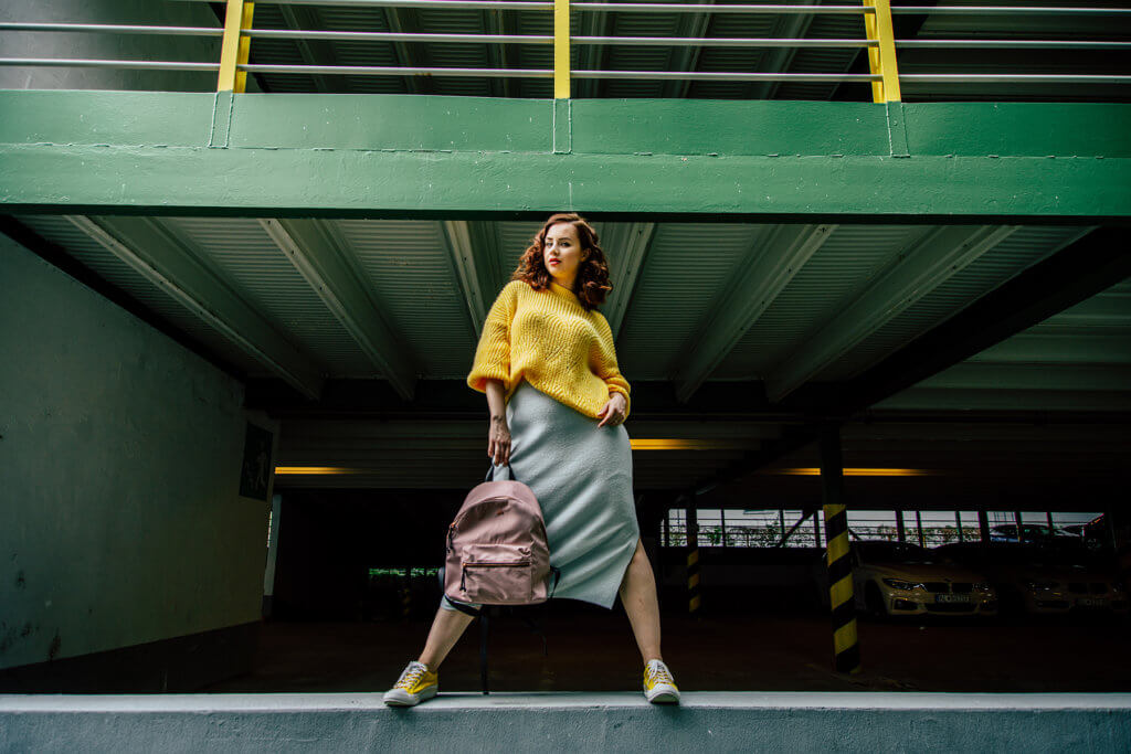 obtiahnutá puzdrová ceruzovká sukňa sukne inspirace inšpirácia hruška moletka plnoštíhla modelka curvy model plus size žltý sveter tenisky walkmaxx